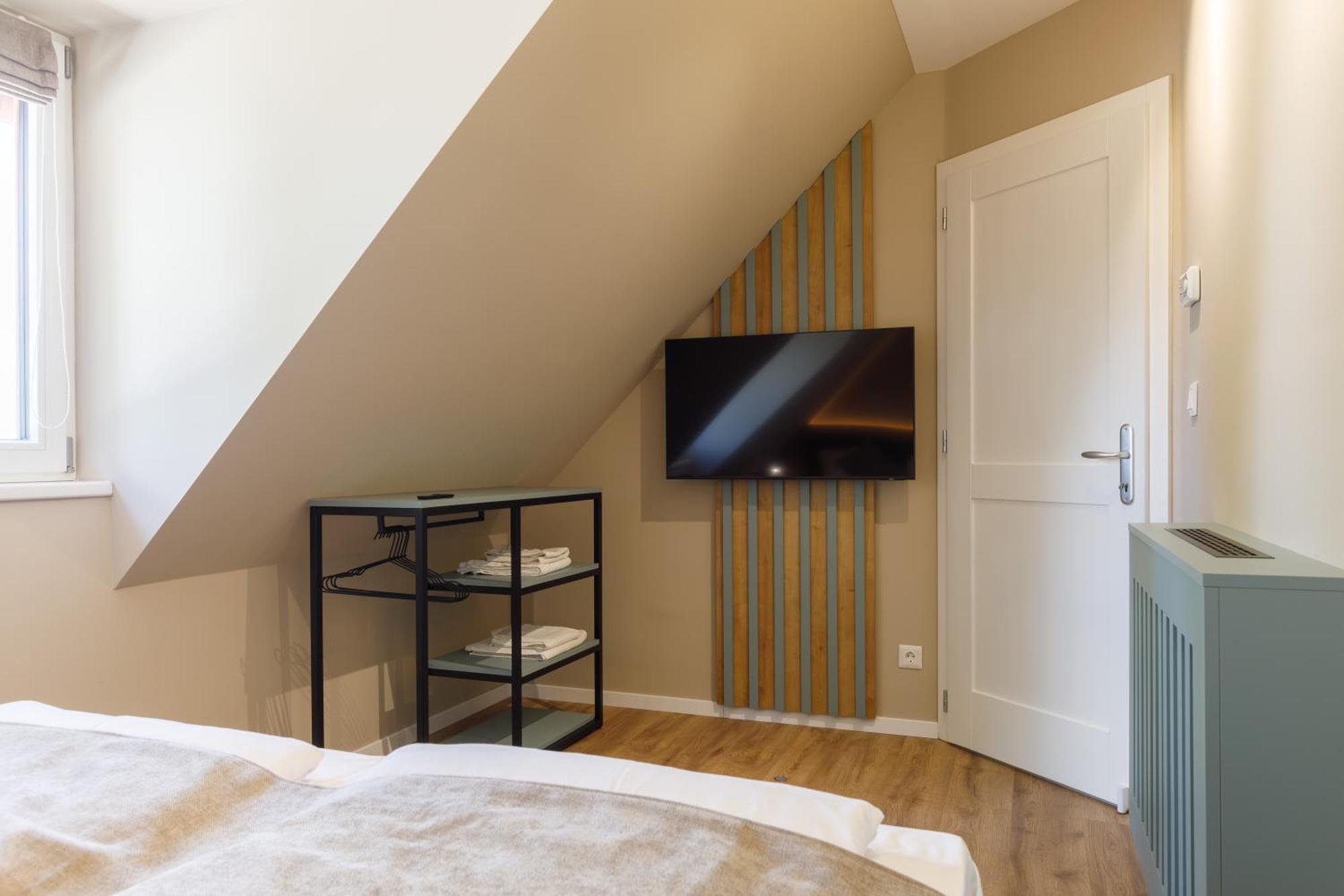 Lepke Apartmanhaz Es Etterem Тихани Екстериор снимка