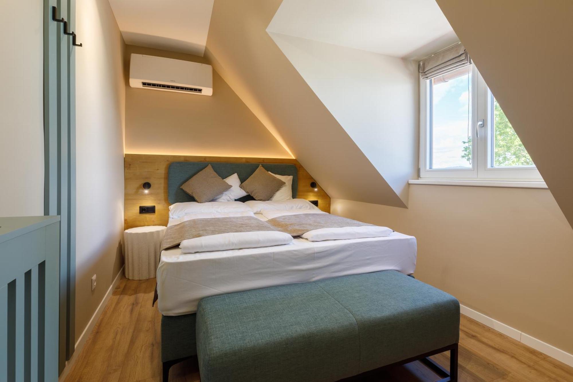 Lepke Apartmanhaz Es Etterem Тихани Екстериор снимка
