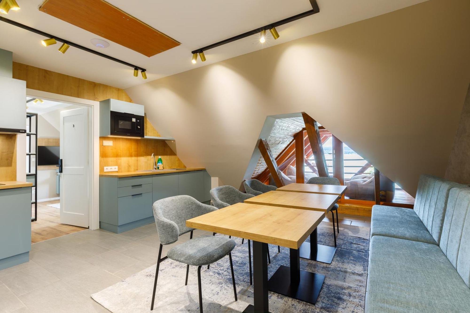 Lepke Apartmanhaz Es Etterem Тихани Екстериор снимка