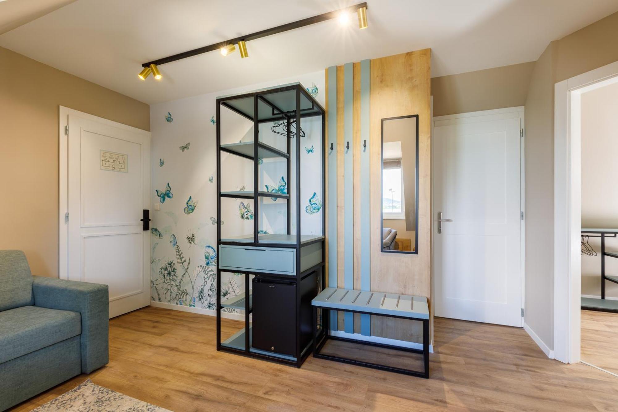 Lepke Apartmanhaz Es Etterem Тихани Екстериор снимка