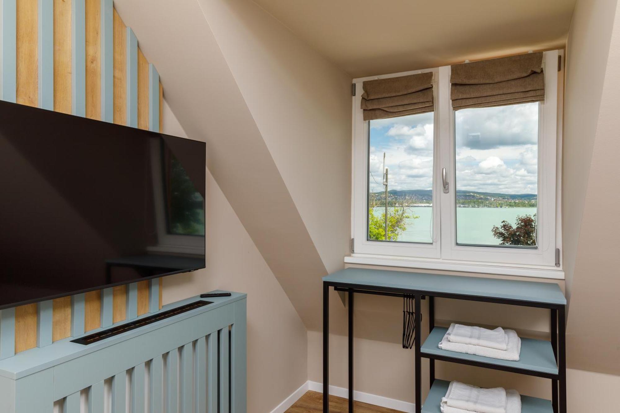 Lepke Apartmanhaz Es Etterem Тихани Екстериор снимка