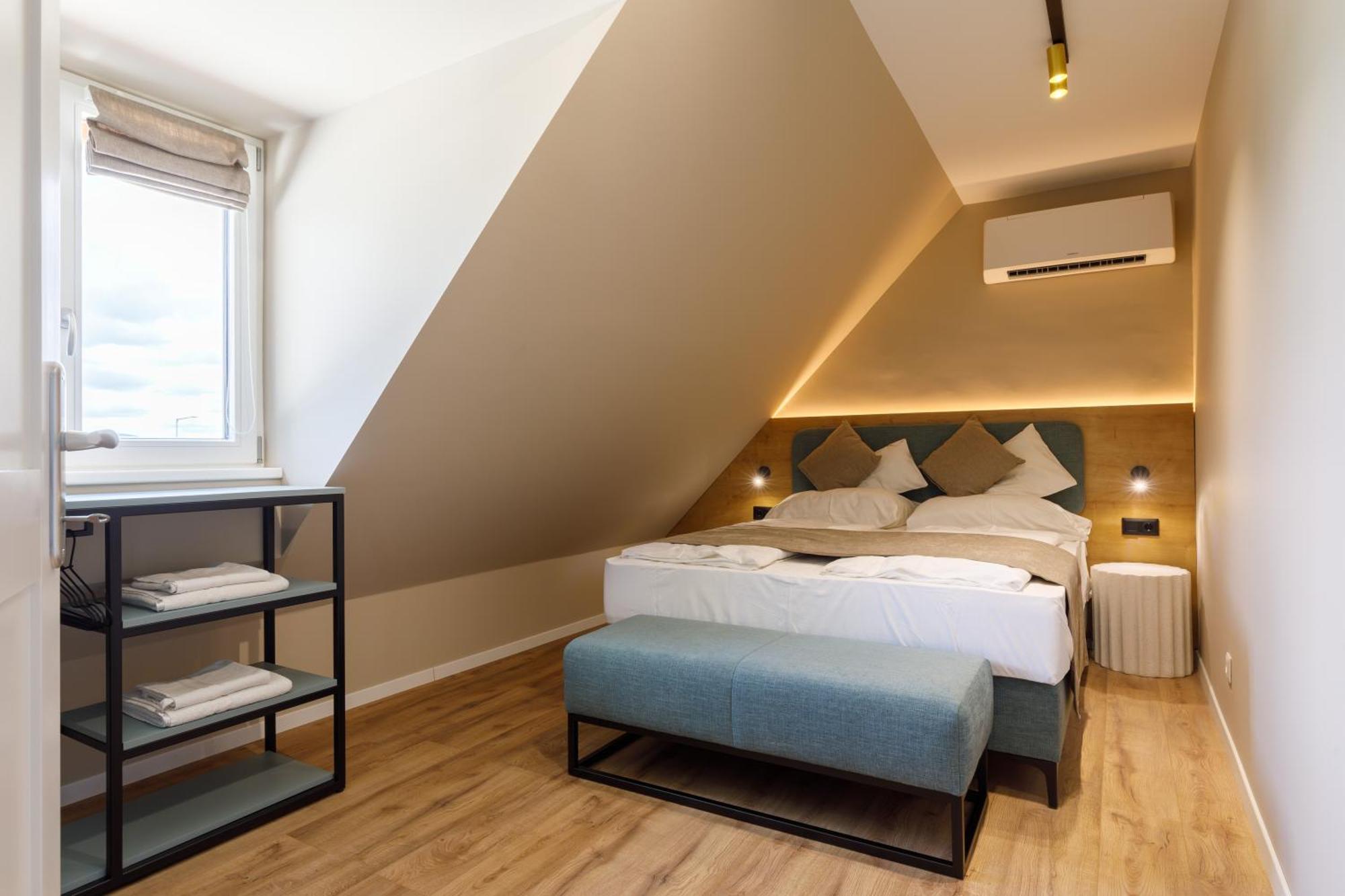 Lepke Apartmanhaz Es Etterem Тихани Екстериор снимка