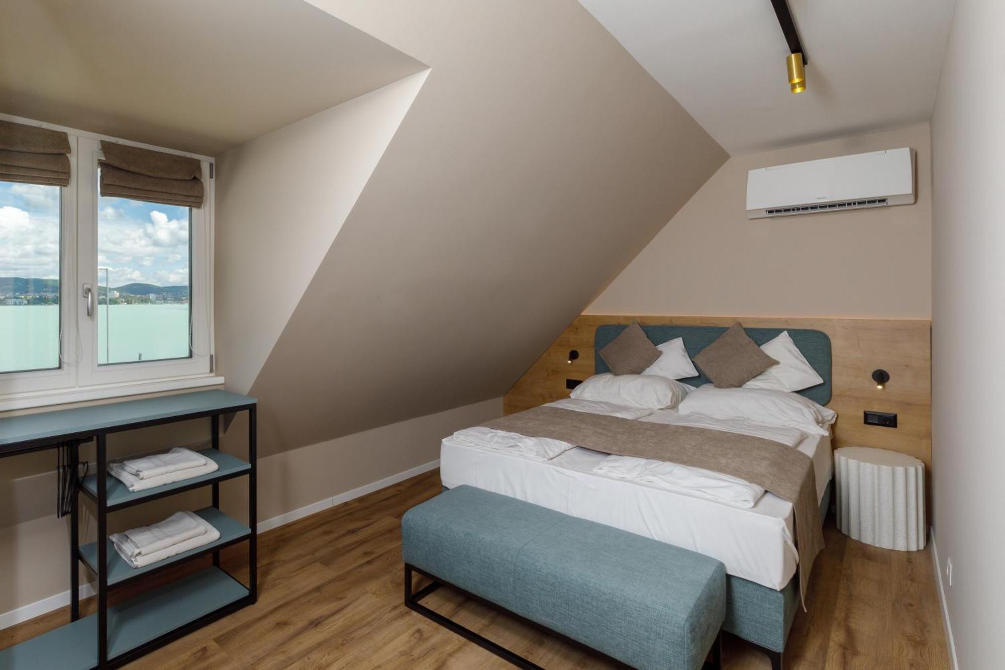 Lepke Apartmanhaz Es Etterem Тихани Екстериор снимка