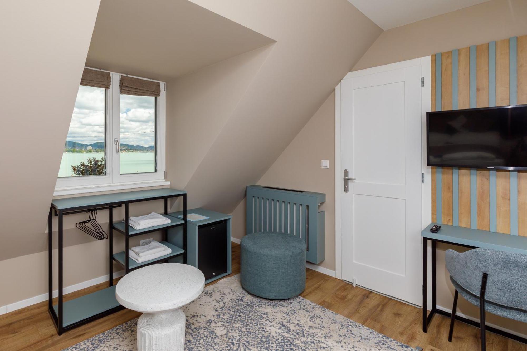 Lepke Apartmanhaz Es Etterem Тихани Екстериор снимка