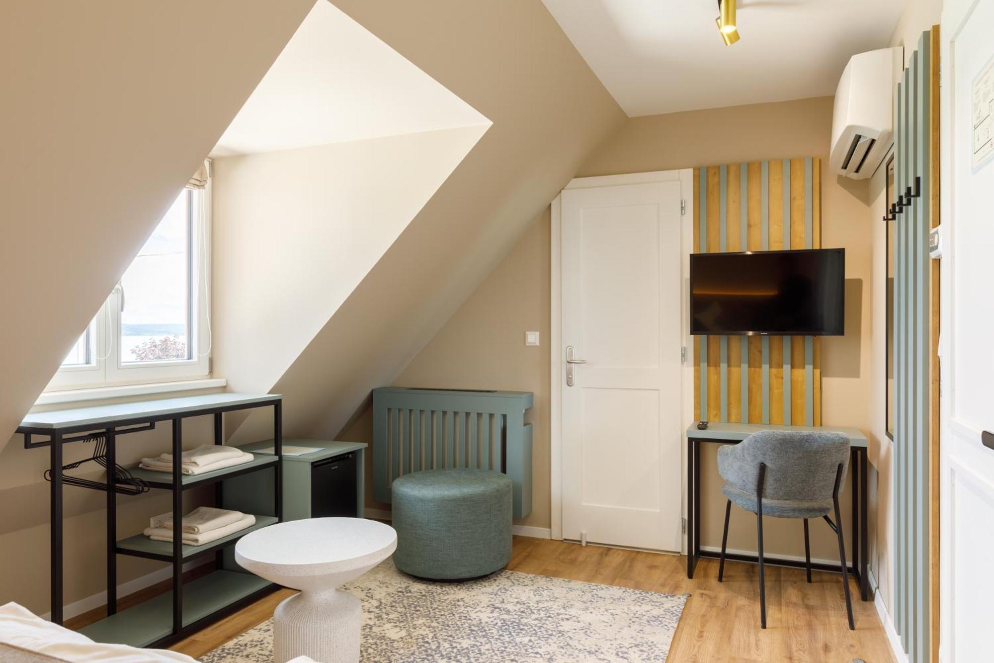 Lepke Apartmanhaz Es Etterem Тихани Екстериор снимка