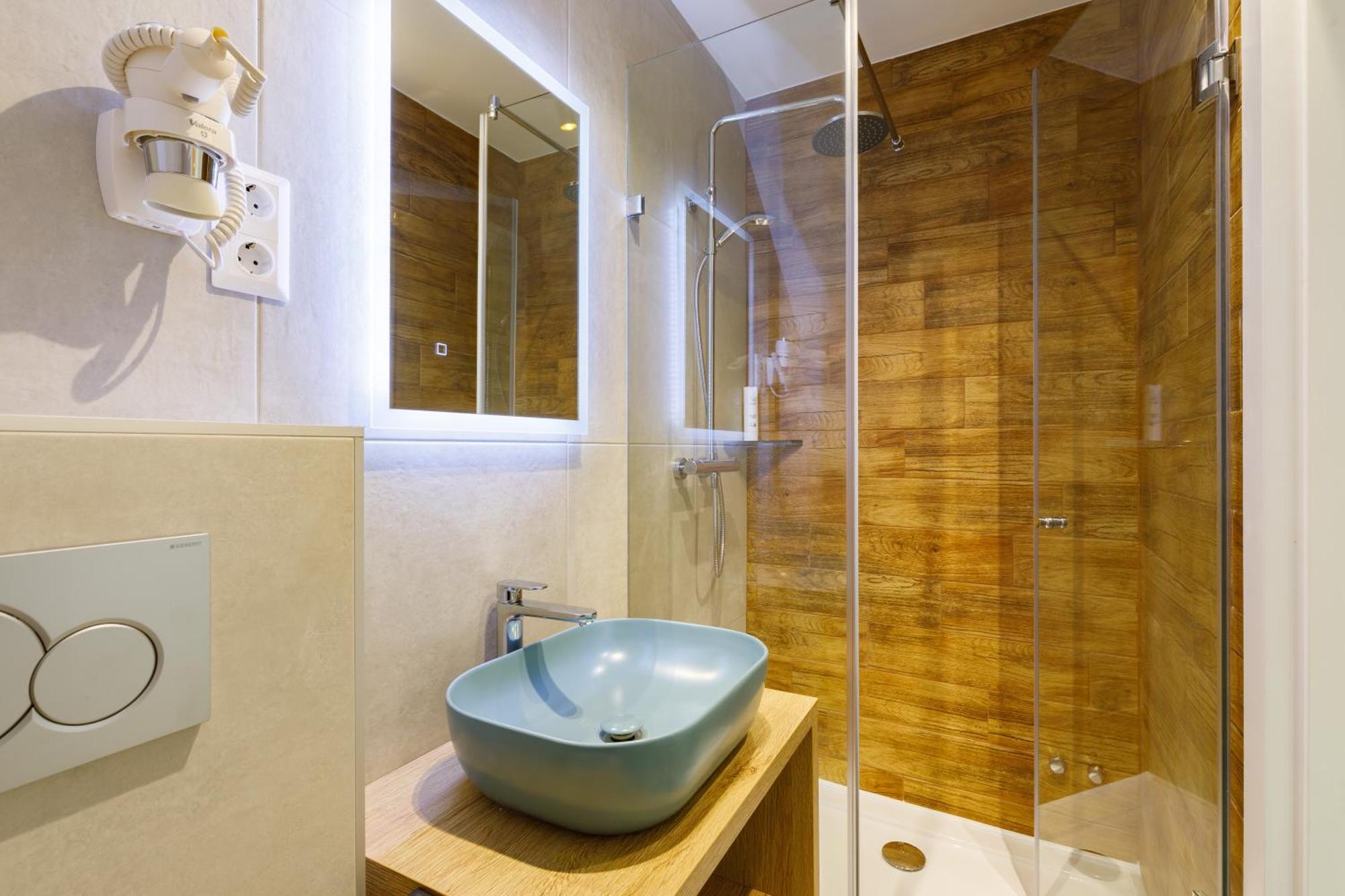 Lepke Apartmanhaz Es Etterem Тихани Екстериор снимка